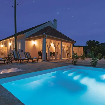 In With Outdoor Swimming Pool Radonic
